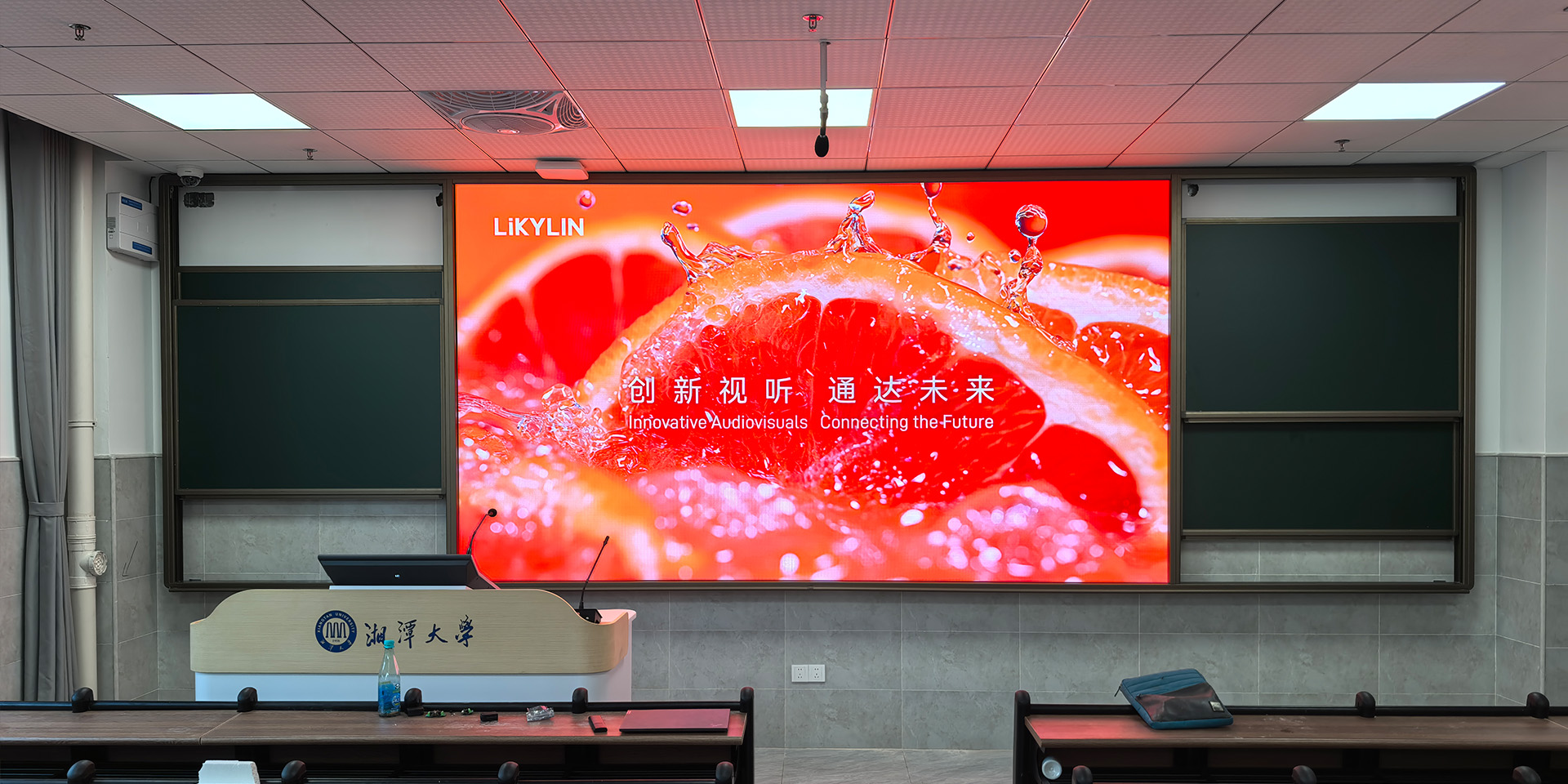 湘潭大学智慧教室壁挂 LED 显示屏